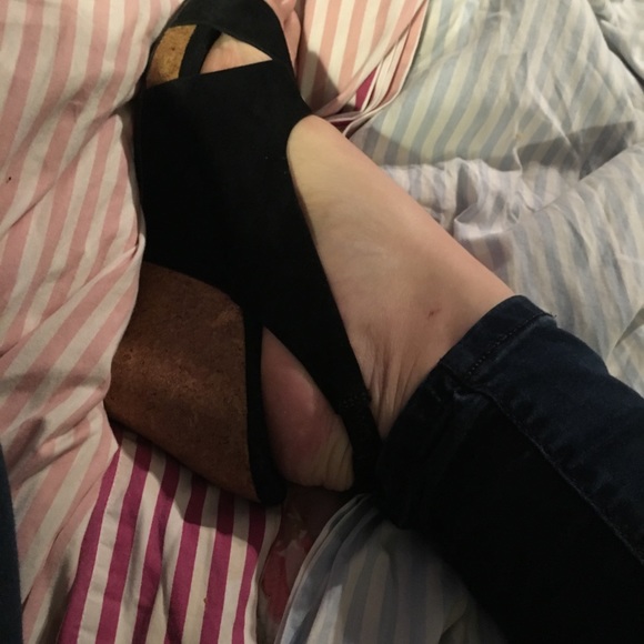 Gorgeous Ugg Suede Cork Wedge - Picture 5 of 6